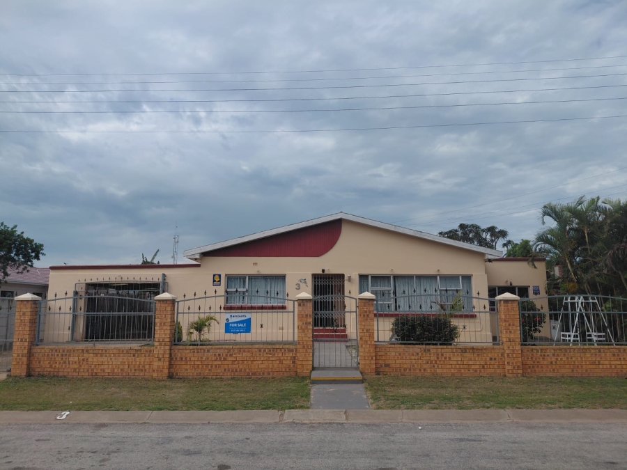 4 Bedroom Property for Sale in Bothasrus Eastern Cape